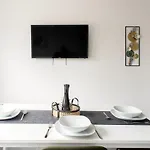 Modern Cozy - Three Box Spring Beds Appartement *