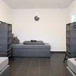 Modern Cozy - Three Box Spring Beds Appartement *
