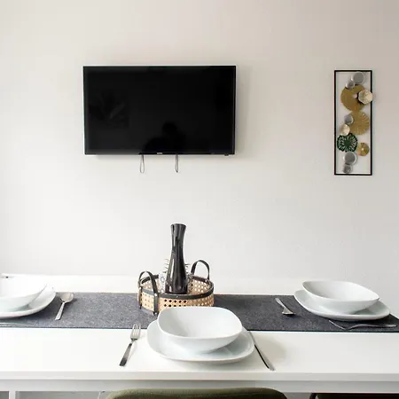 Modern Cozy - Three Box Spring Beds Apartment *