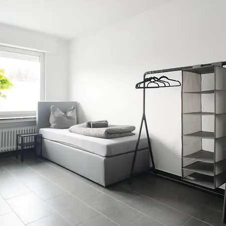 Apartment Modern Cozy - Three Box Spring Beds